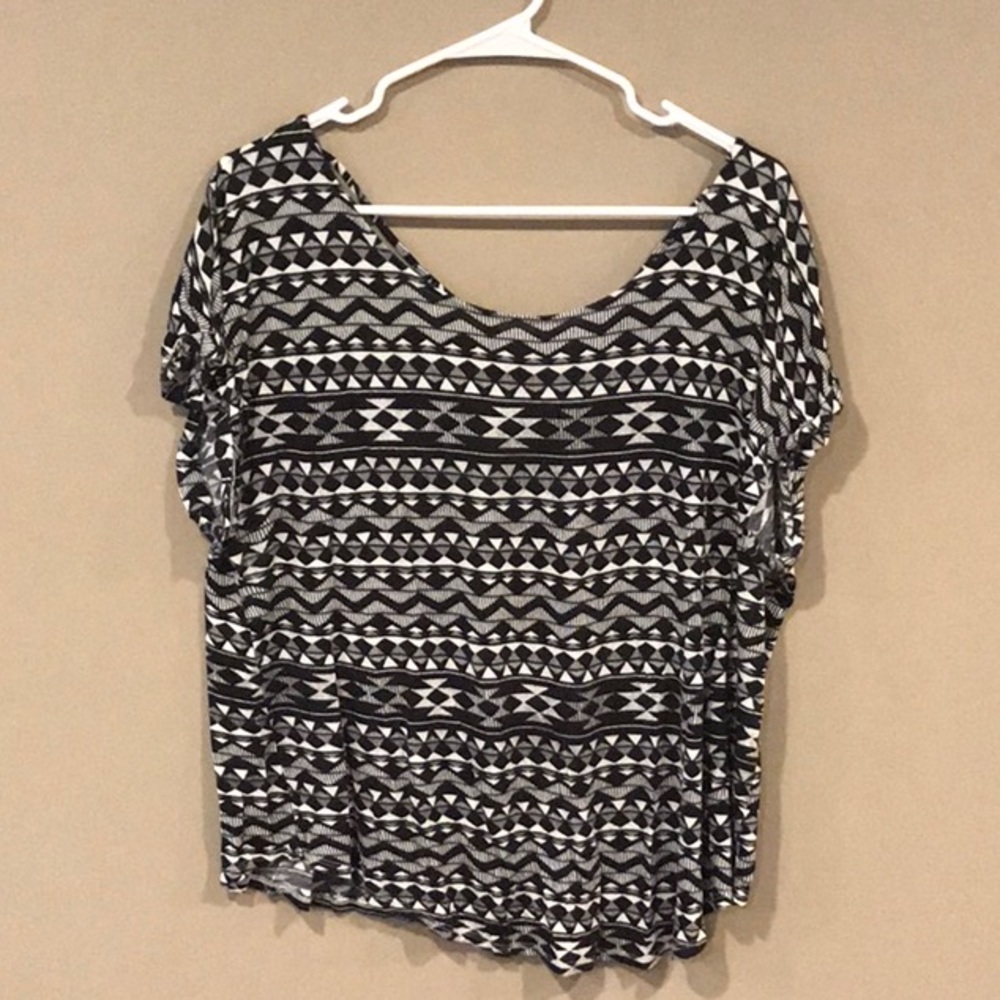Short geometric shape shirt